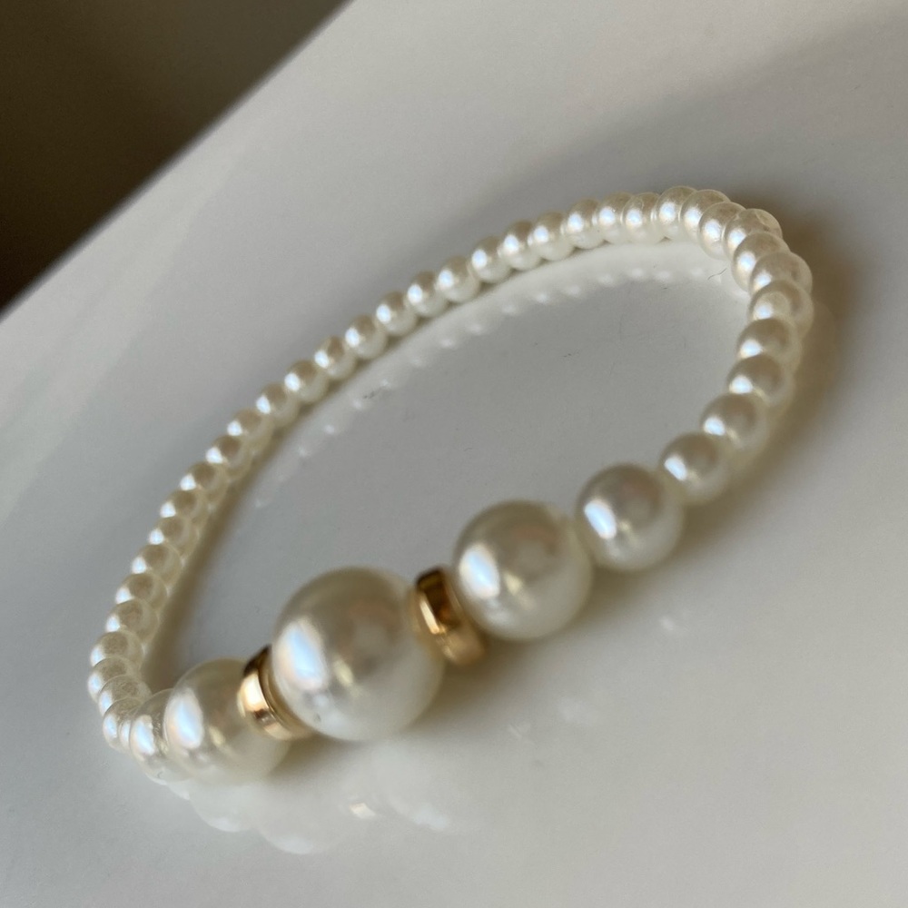 Luxurious Pearl Bracelet Delicate Design with Gold Accents - Picture 4 of 7